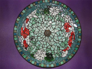 Laura Burghardt. Vasca per uccelli trasformata con un mosaico di piatti rotti