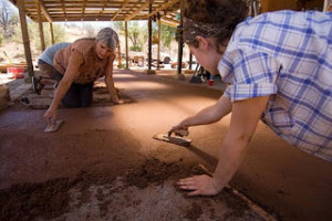 La stesura di un pavimento in terra cruda http://associazionemicoriza.blogspot.it/2011/11/pavimenti-in-terra-cruda.html